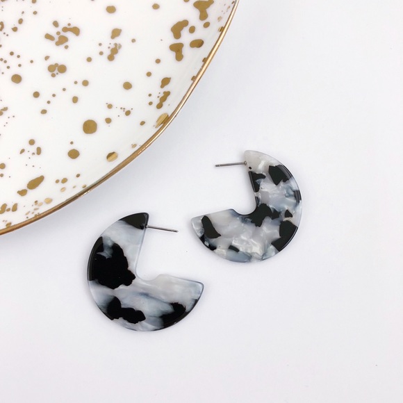 Jewelry - Marble Acrylic Resin J Hoop Earrings Black NEW